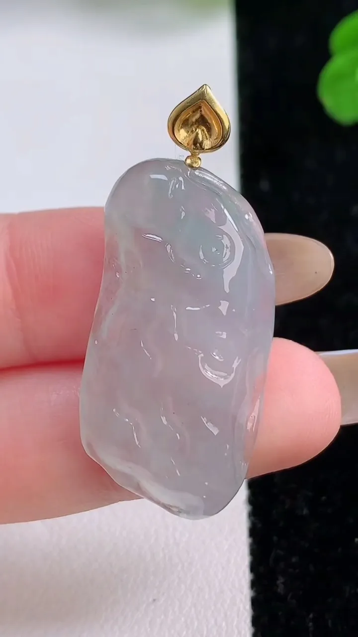 天然A货翡翠种白冰原石吊坠，尺寸32.5-16.8-6，重量:6.84g
11月17日