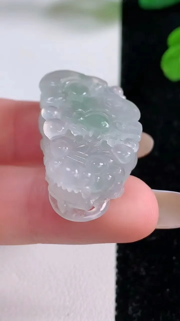 天然A货翡翠貔貅吊坠，尺寸32.4-18.6-11.2，重量:14.15g
11月17日