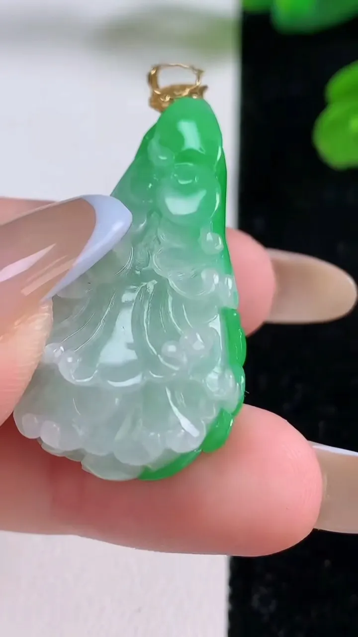 天然A货翡翠白菜吊坠，尺寸38-20.7-10.4，重量:12.33g
11月17日