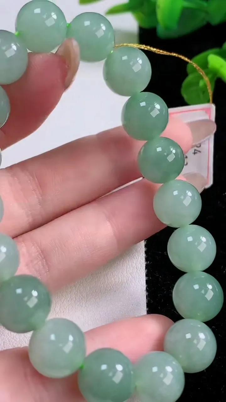 天然A货翡翠圆珠手串，尺寸10.6-18颗，重量:40.00g11月17日
工厂直销收藏佳品,种好水