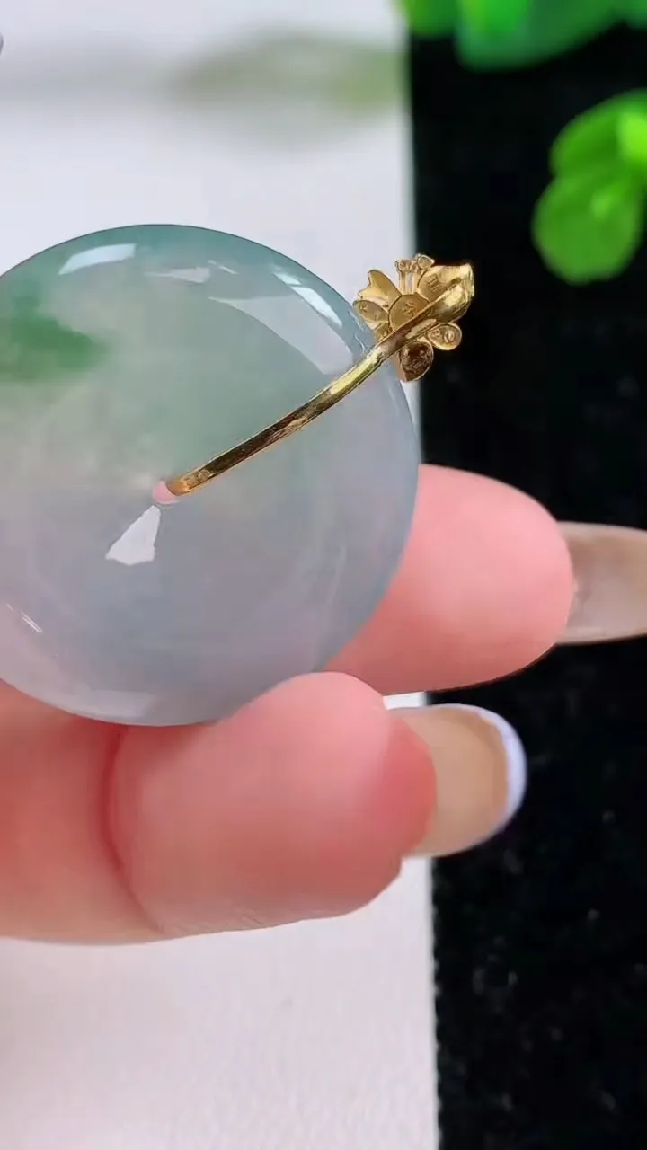 天然A货翡翠平安扣吊坠，尺寸28.2-5.7，重量:9.72g
11月17日