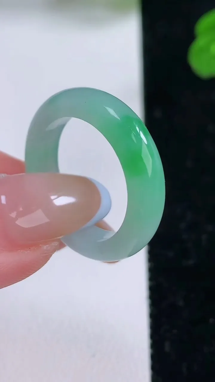 天然A货翡翠指环戒指，尺寸18.7-5-3.2，重量:3.83g2025年11月17日
工厂直销收藏佳品,种好水足，色泽均匀，有种有色，上手高大气！