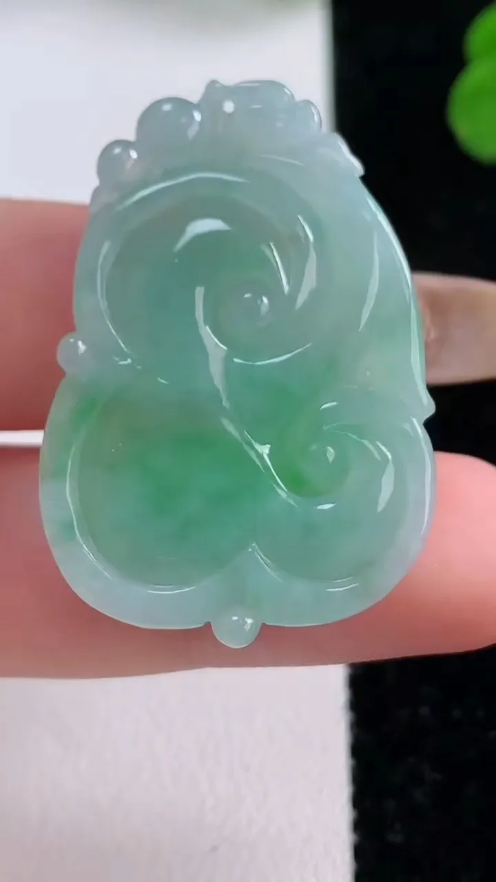 天然A货翡翠如意吊坠，尺寸34.3-24.5-4.9，重量:7.70g
11月17日