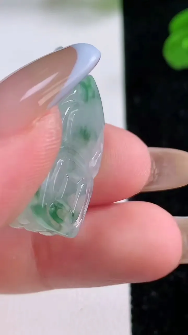 天然A货翡翠冰种飘花一鸣惊人吊坠，尺寸29.2-15.4-10.6，重量:8.35g
11月17日