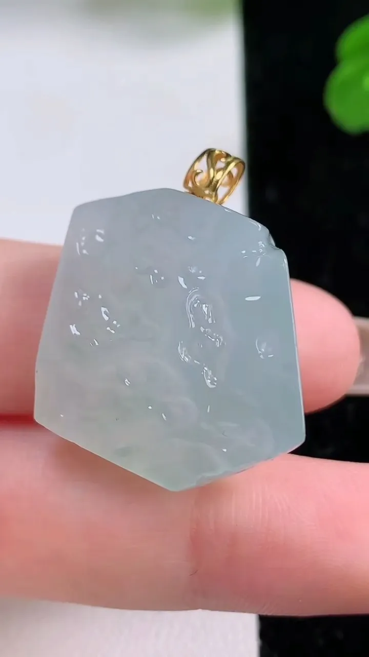 天然A货翡翠原石吊坠，尺寸25.6-24-12.4，重量:13.36g
11月17日