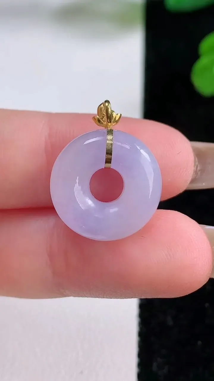 天然A货翡翠18K金紫罗兰平安环吊坠，尺寸16.2-5.2，重量:2.90g
11月17日