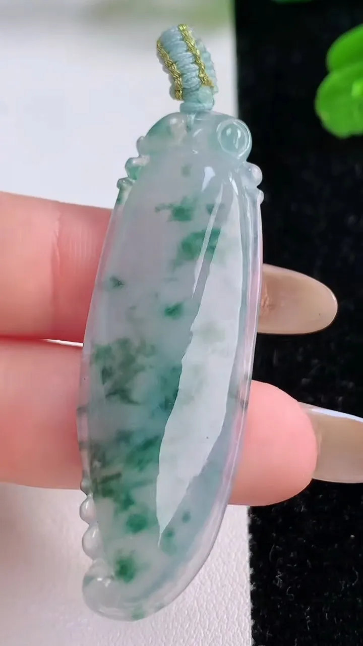 天然A货翡翠冰种飘花福瓜吊坠，尺寸52.8-17-6.2，重量:9.93g
11月17日