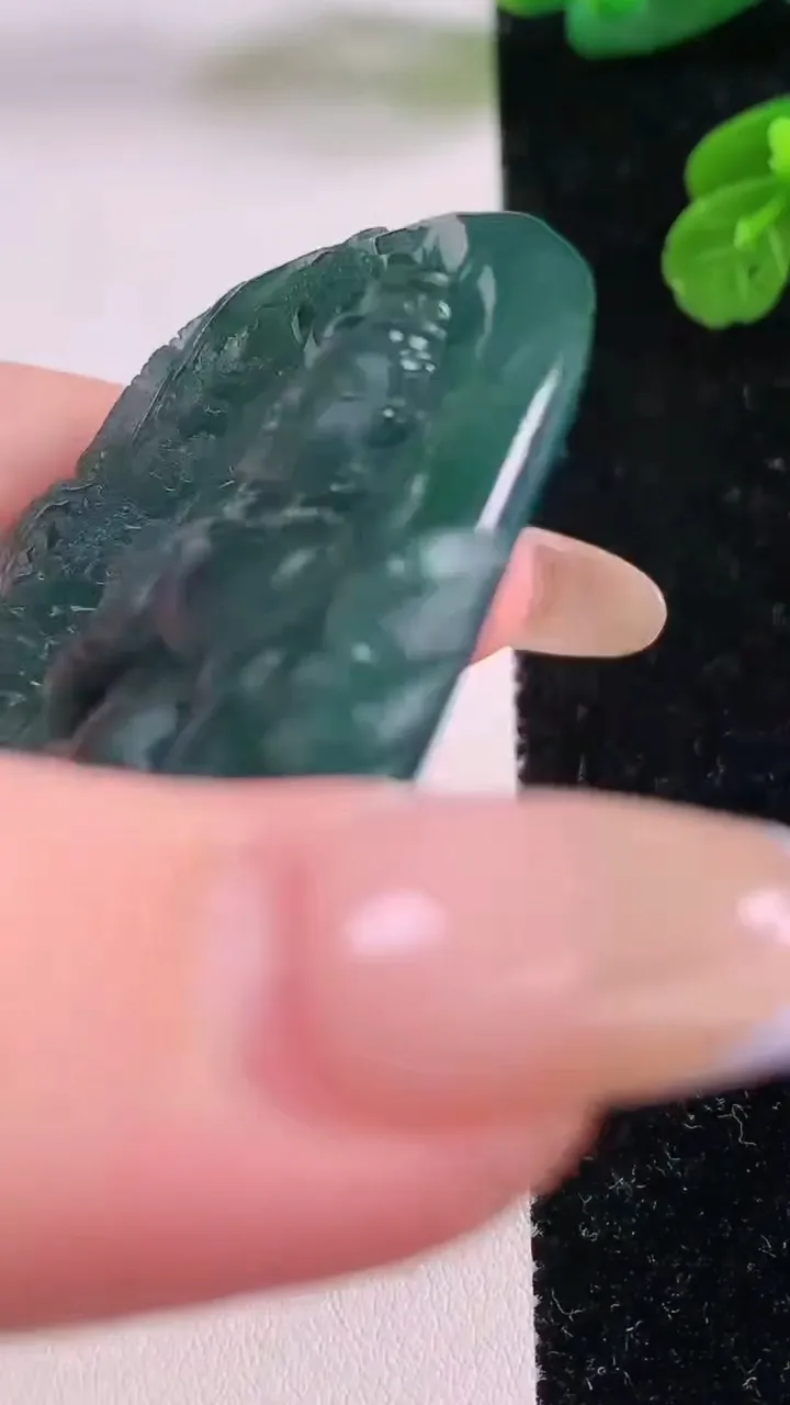 天然A货翡翠蓝水祥龙观音菩萨吊坠，尺寸63.7-47.5-7，重量:40.00g
11月17日