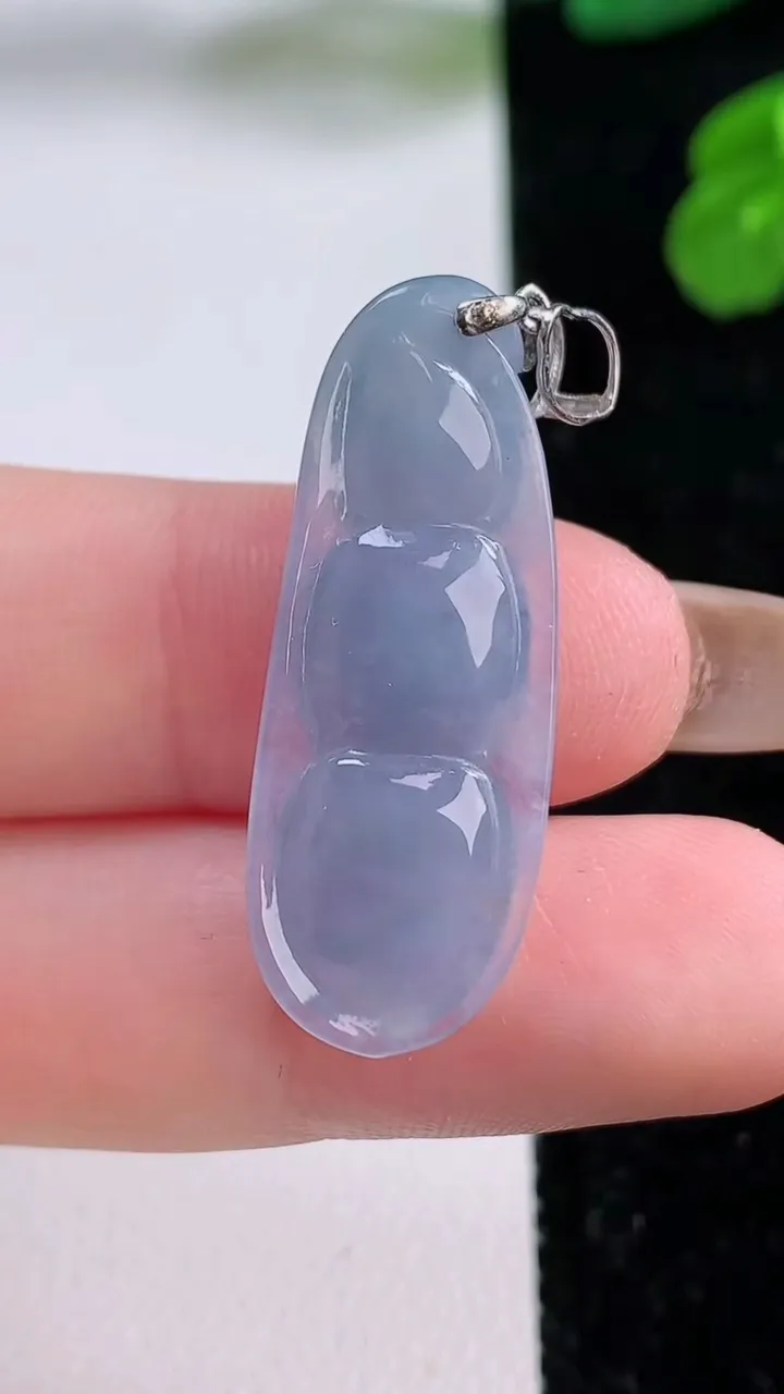 天然A货翡翠18K金紫罗兰福豆吊坠，尺寸32.6-12-4.7，重量:3.29g
11月17日