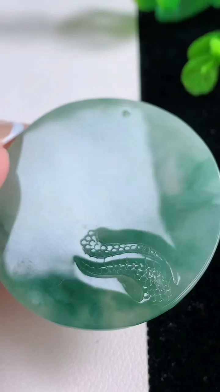 天然A货翡翠龙牌吊坠，尺寸49.3-46.5-4.2，重量:22.37g
11月17日