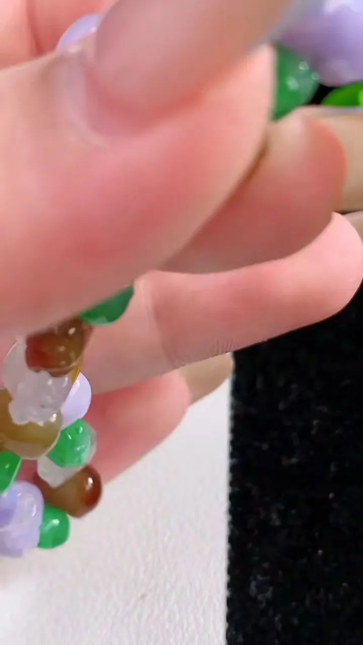 天然A货翡翠三彩生肖猪手串，尺寸8.6-5.9-5.5-30颗，重量:14.61g11月17日
工厂直销收藏佳品,种好水足，色泽均匀，有种有色，上手高大气！