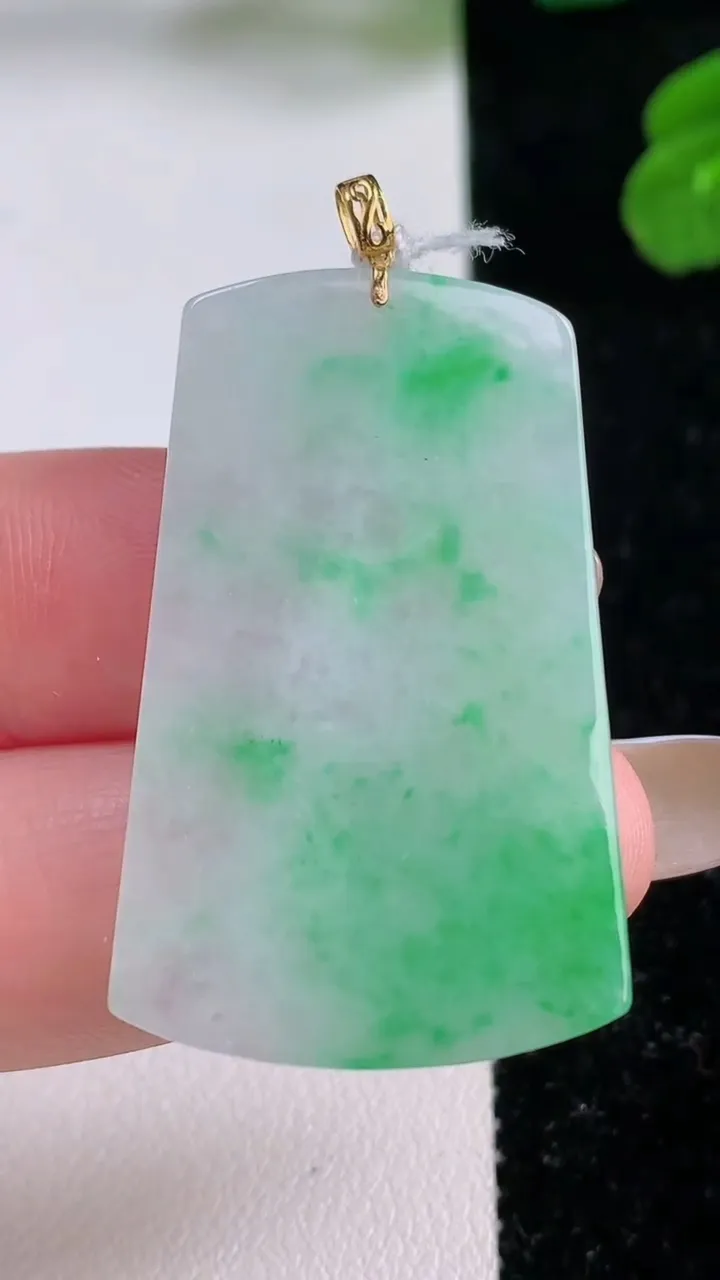 天然A货翡翠无事牌吊坠，尺寸38.5-24.3-2.5，重量:7.15g
11月17日