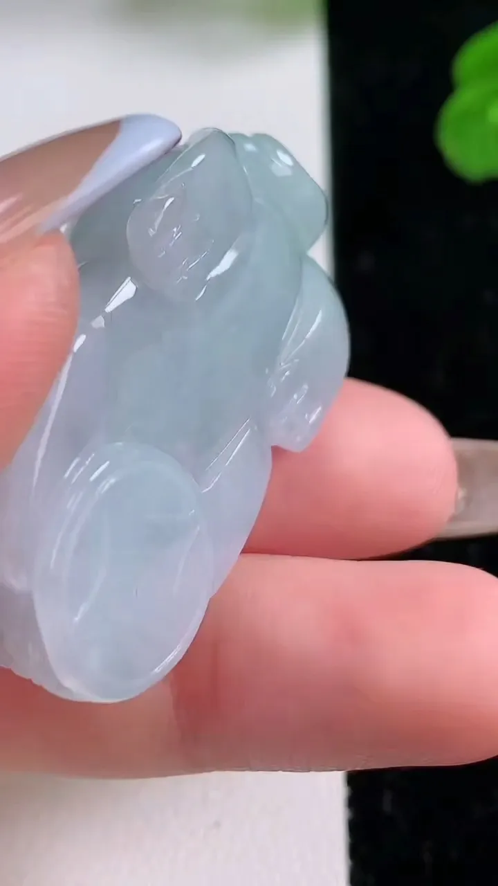 天然A货翡翠貔貅吊坠，尺寸40.4-22-11.3，重量:23.00g
11月17日