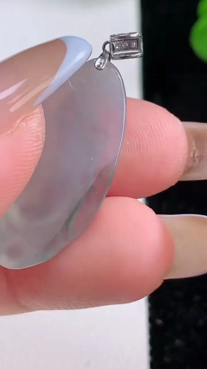 天然A货翡翠种飘花观音头吊坠，尺寸27.8-13-5，重量:2.76g
11月17日