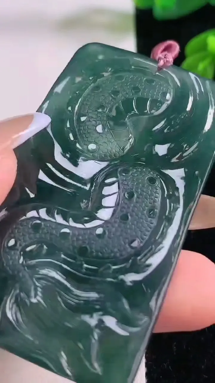 天然A货翡翠蓝水祥龙大势至菩萨吊坠，尺寸62.3-37-7，重量:35.02g
11月17日