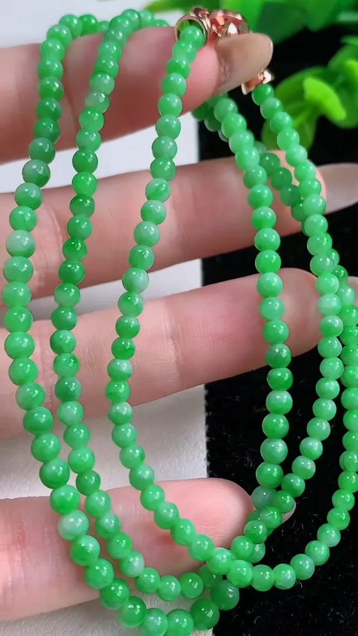 天然A货翡翠小米珠项链，尺寸3.2-183颗，重量:12.93g11月17日
工厂直销收藏佳品,种好水足，色泽均匀，有种有色，上手高大气！