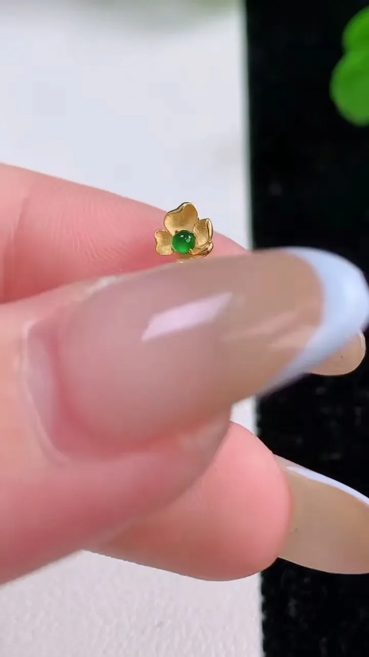 天然A货翡翠种白冰福豆吊坠，尺寸18.6-8.8-4.3，重量:1.31g
11月17日