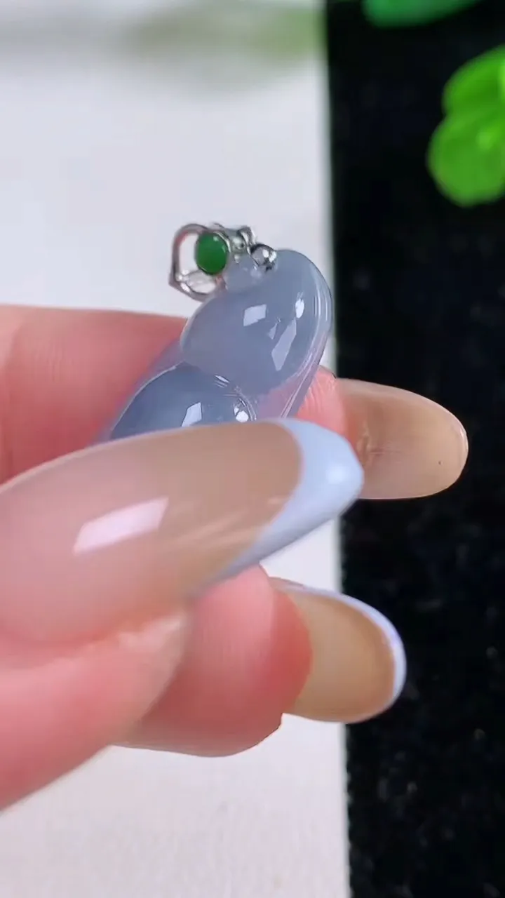 天然A货翡翠18K金紫罗兰福豆吊坠，尺寸32.6-12-4.7，重量:3.29g
11月17日