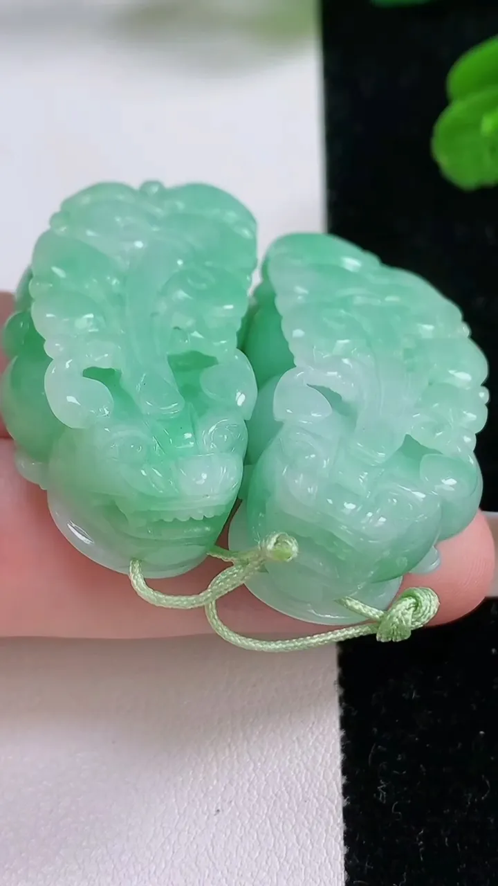 天然A货翡翠貔貅吊坠一对，尺寸38.2-20.6-11.3，重量:41.74g
11月17日