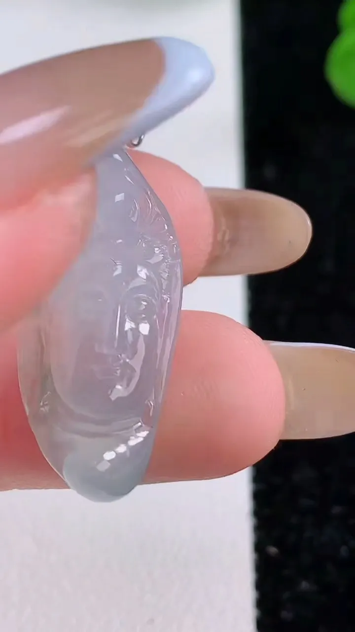 天然A货翡翠种飘花观音头吊坠，尺寸27.8-13-5，重量:2.76g
11月17日