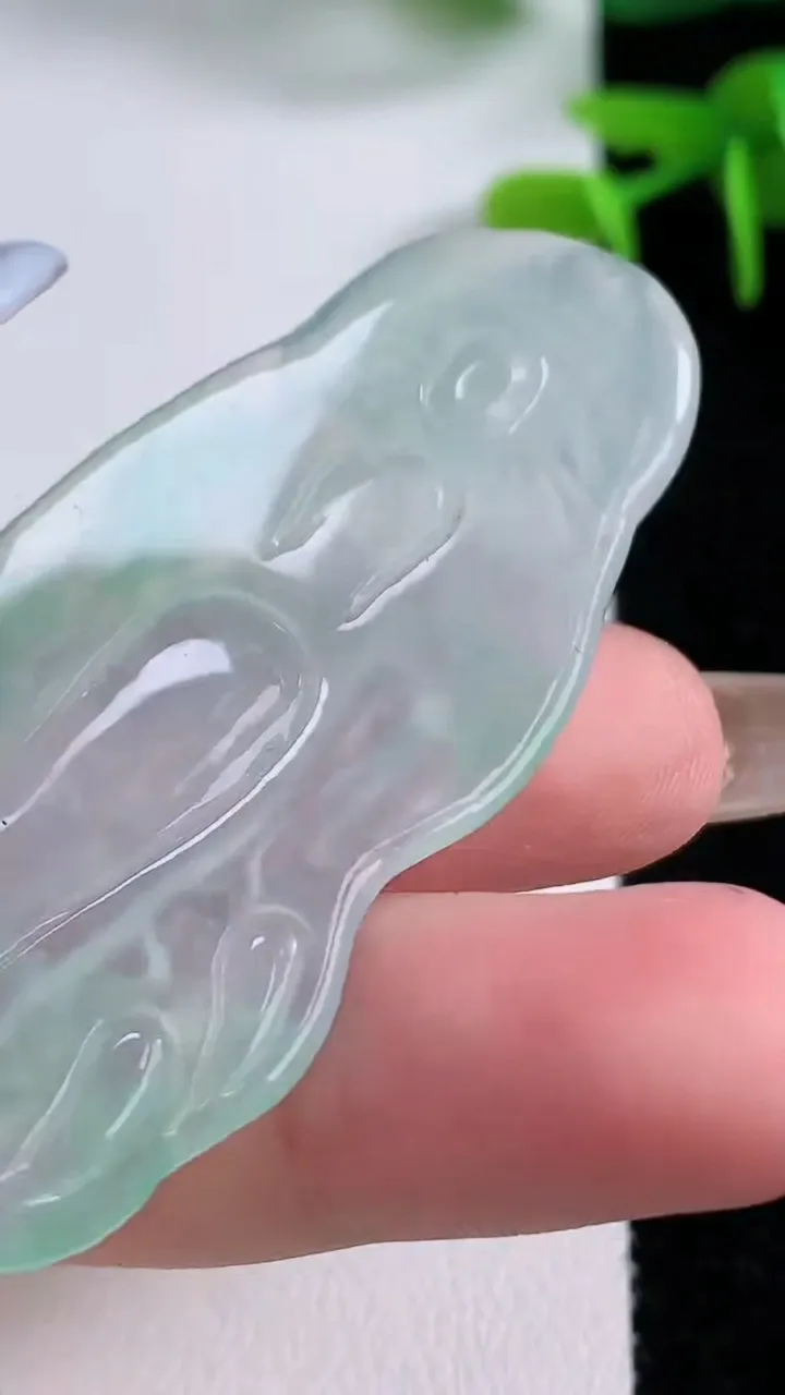 天然A货翡翠观音菩萨吊坠，尺寸57-27-4，重:13.78g
11月17日