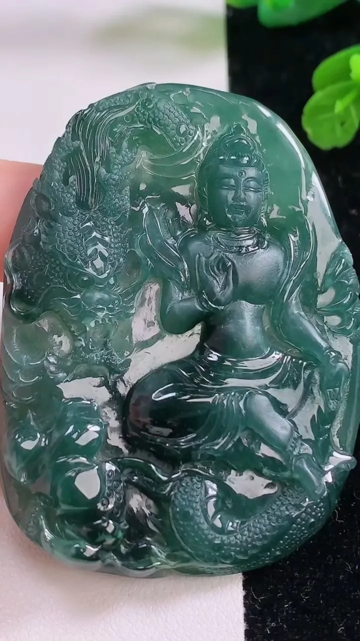 天然A货翡翠蓝水祥龙观音菩萨吊坠，尺寸63.7-47.5-7，重量:40.00g
11月17日