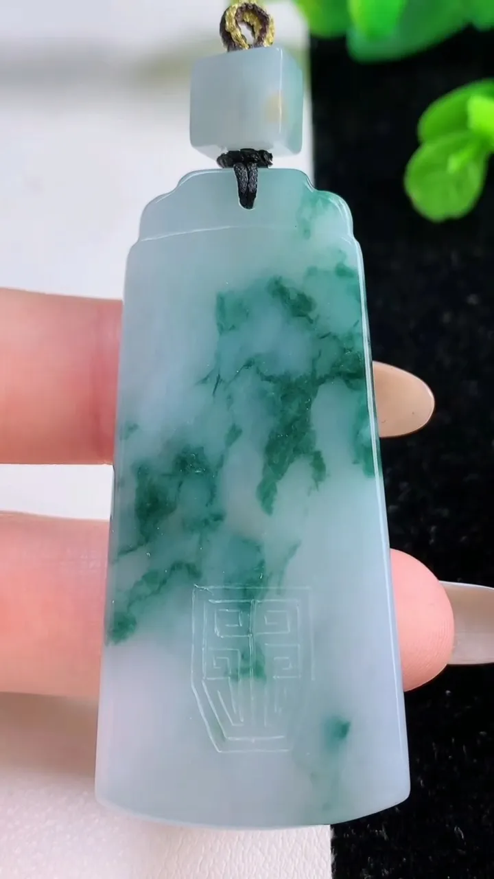 天然A货翡翠飘花仿古无事牌吊坠，尺寸56-25.6-6，重量:26.48g
11月17日