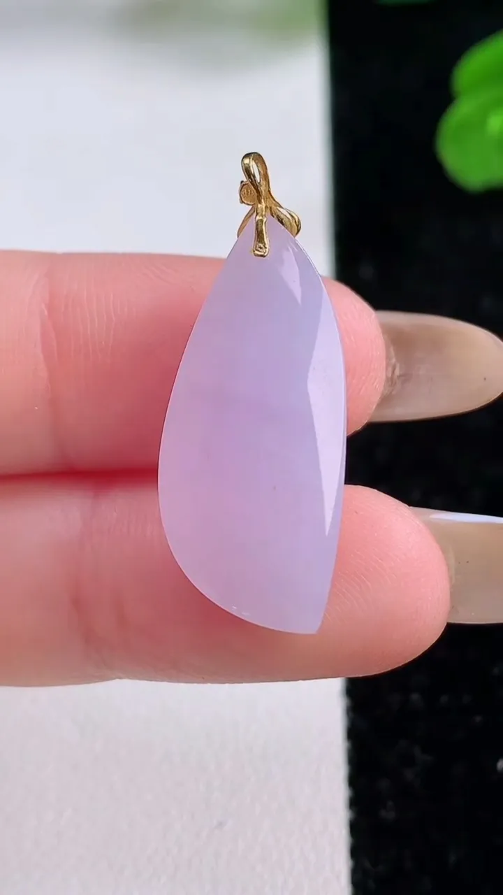 天然A货翡翠18K金紫罗兰随形吊坠，尺寸27.8-11.6-7.5，重量:3.86g
11月17日