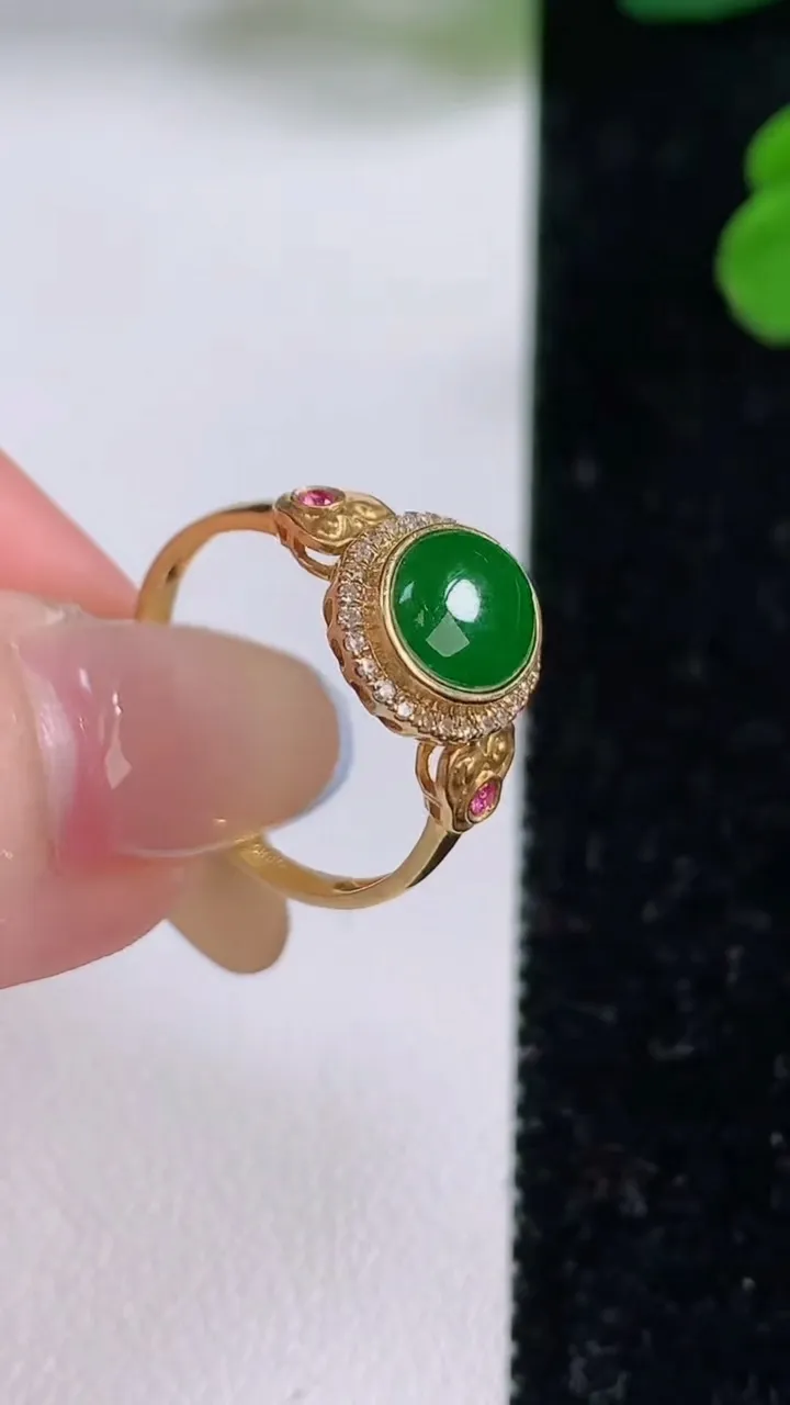 天然A货翡翠蛋面戒指，尺寸17.5-7.6-6，重量:2.50g2025年11月17日
工厂直销收藏佳品,种好水足，色泽均匀，有种有色，上手高大气！