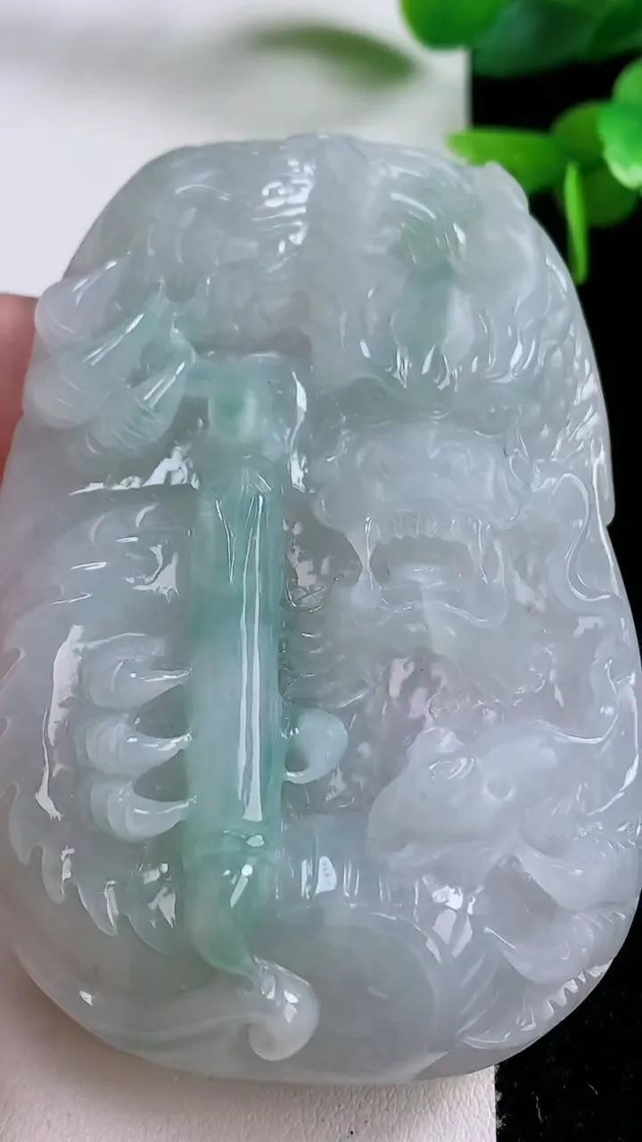 天然A货翡翠龙牌吊坠，尺寸75-50.5-13.5，重:86.00g
11月17日