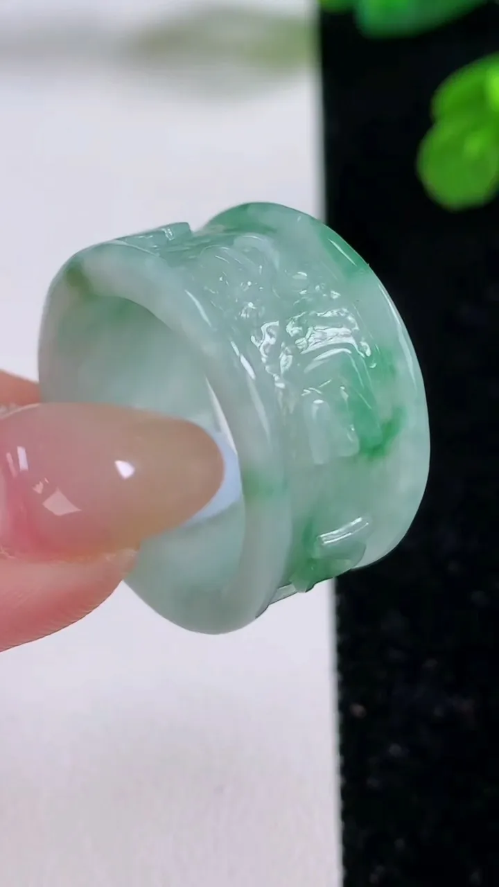 天然A货翡翠指环扳指，尺寸20.4-12.6-2.8，重量:8.09g2025年11月17日
工厂直销收藏佳品,种好水足，色泽均匀，有种有色，上手高大气！