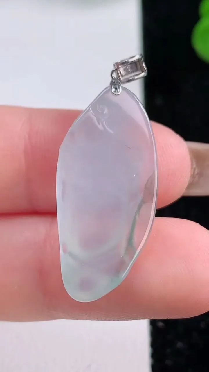 天然A货翡翠种飘花观音头吊坠，尺寸27.8-13-5，重量:2.76g
11月17日