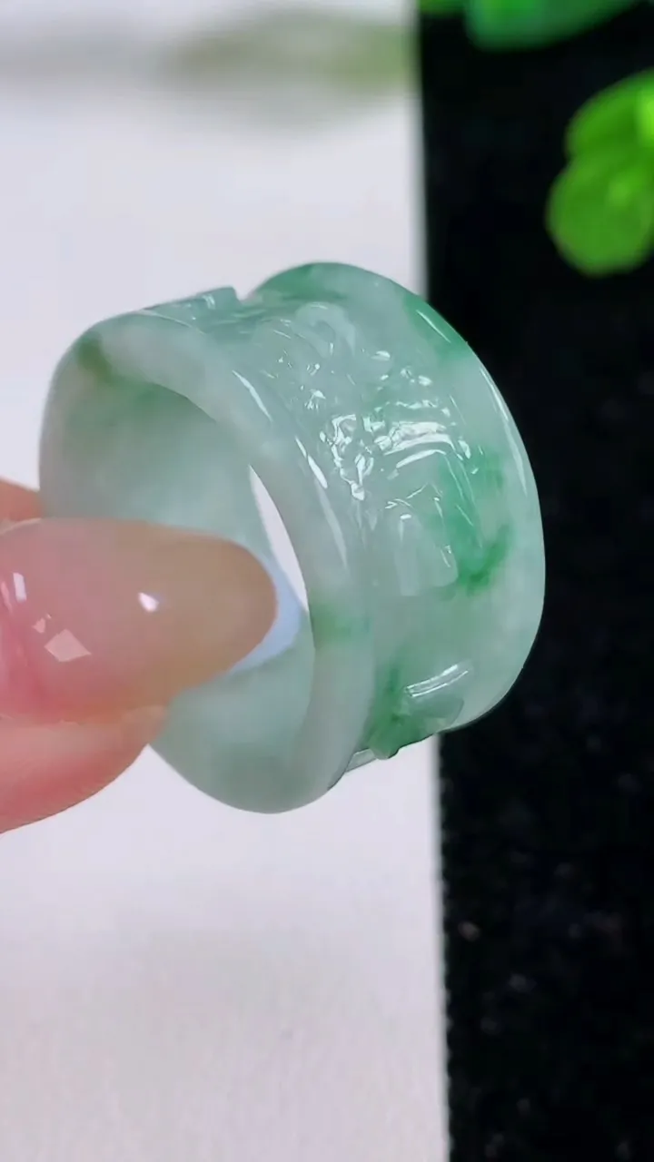 天然A货翡翠指环扳指，尺寸20.4-12.6-2.8，重量:8.09g2025年11月17日
工厂直销收藏佳品,种好水足，色泽均匀，有种有色，上手高大气！