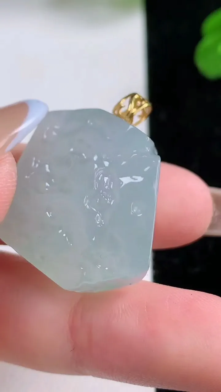 天然A货翡翠原石吊坠，尺寸25.6-24-12.4，重量:13.36g
11月17日