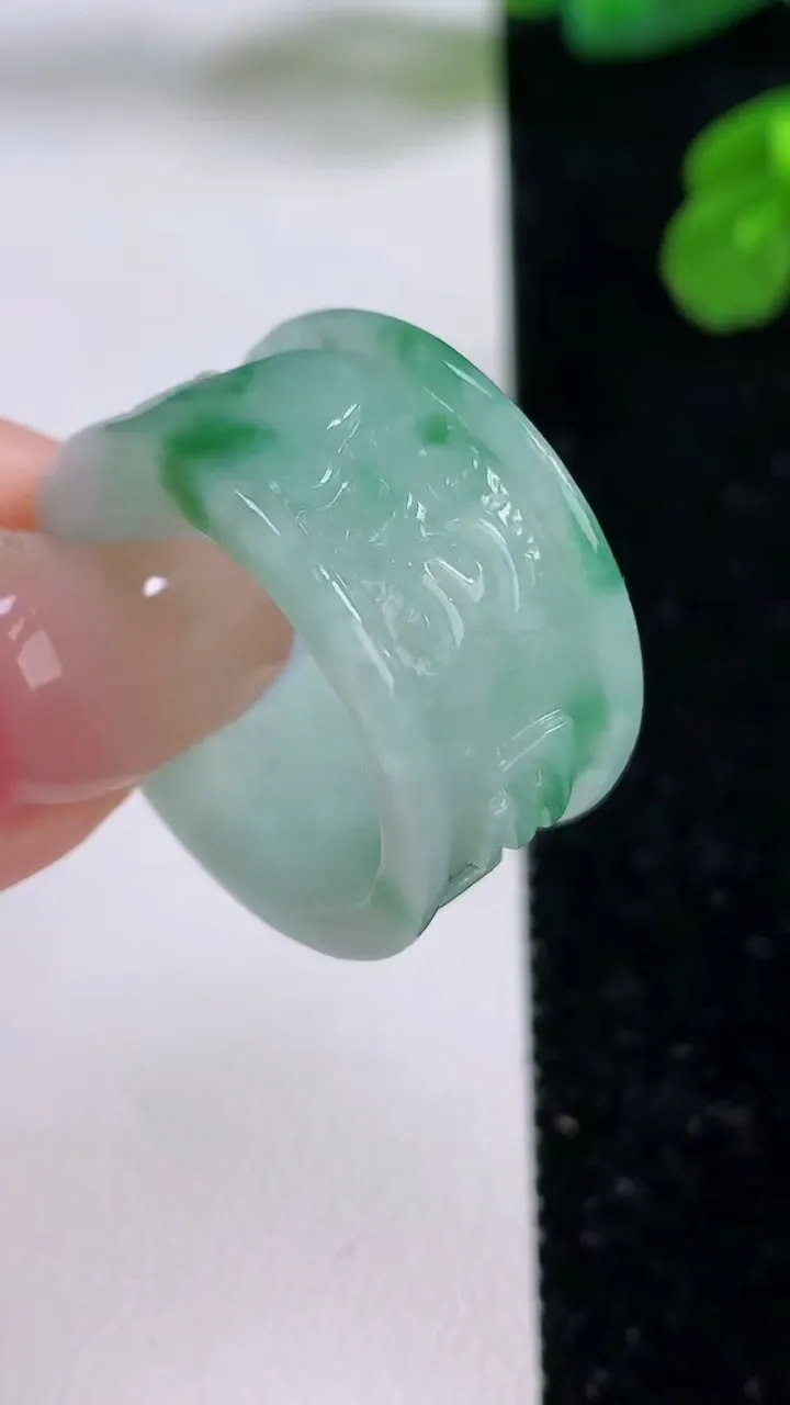 天然A货翡翠指环扳指，尺寸20.4-12.6-2.8，重量:8.09g2025年11月17日
工厂直销收藏佳品,种好水足，色泽均匀，有种有色，上手高大气！