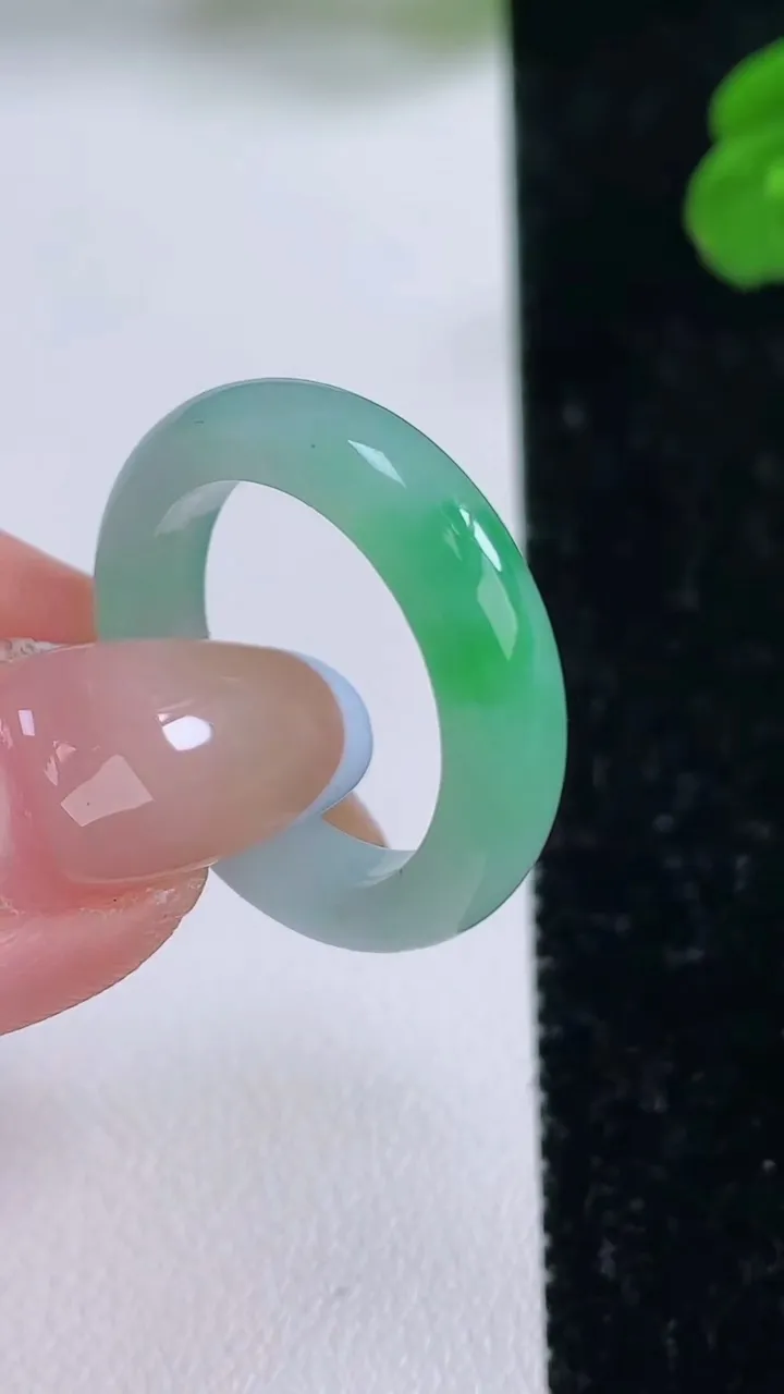 天然A货翡翠指环戒指，尺寸18.7-5-3.2，重量:3.83g2025年11月17日
工厂直销收藏佳品,种好水足，色泽均匀，有种有色，上手高大气！