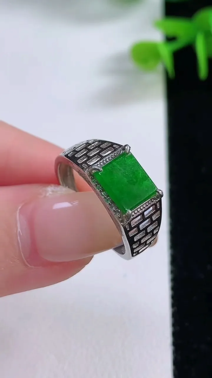 天然A货翡翠马鞍戒指，尺寸7.5-6.8，重:2.06g2025年11月17日
工厂直销收藏佳品,种好水足，色泽均匀，有种有色，上手高大气！