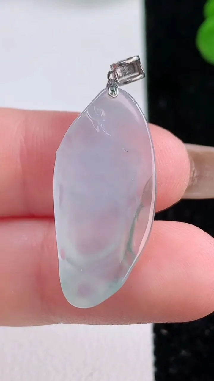 天然A货翡翠种飘花观音头吊坠，尺寸27.8-13-5，重量:2.76g
11月17日