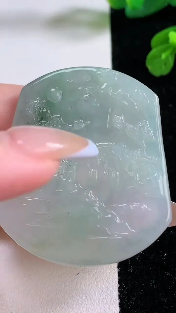 天然A货翡翠牌吊坠，尺寸51-44.7-5.6，重量:30.44g
11月17日