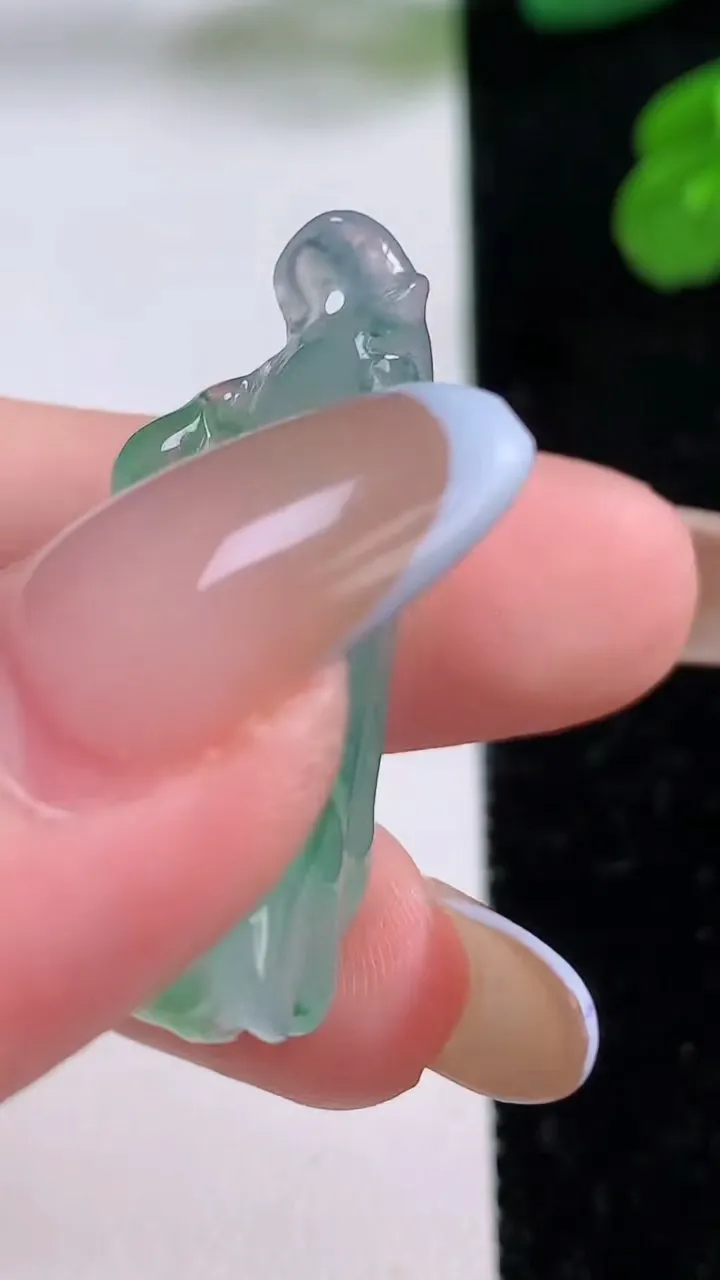 天然A货翡翠莲蓬吊坠，尺寸33.2-12-7.6，重量:6.35g
11月17日