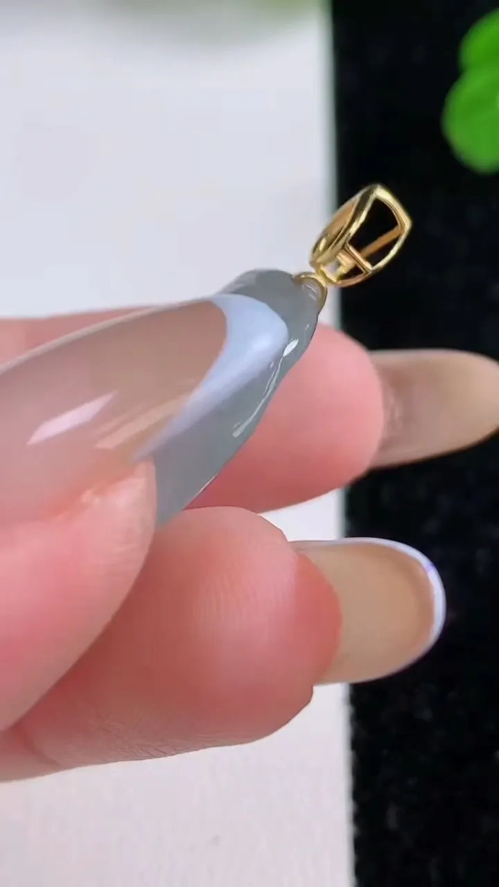 天然A货翡翠种白冰原石吊坠，尺寸32.5-16.8-6，重量:6.84g
11月17日