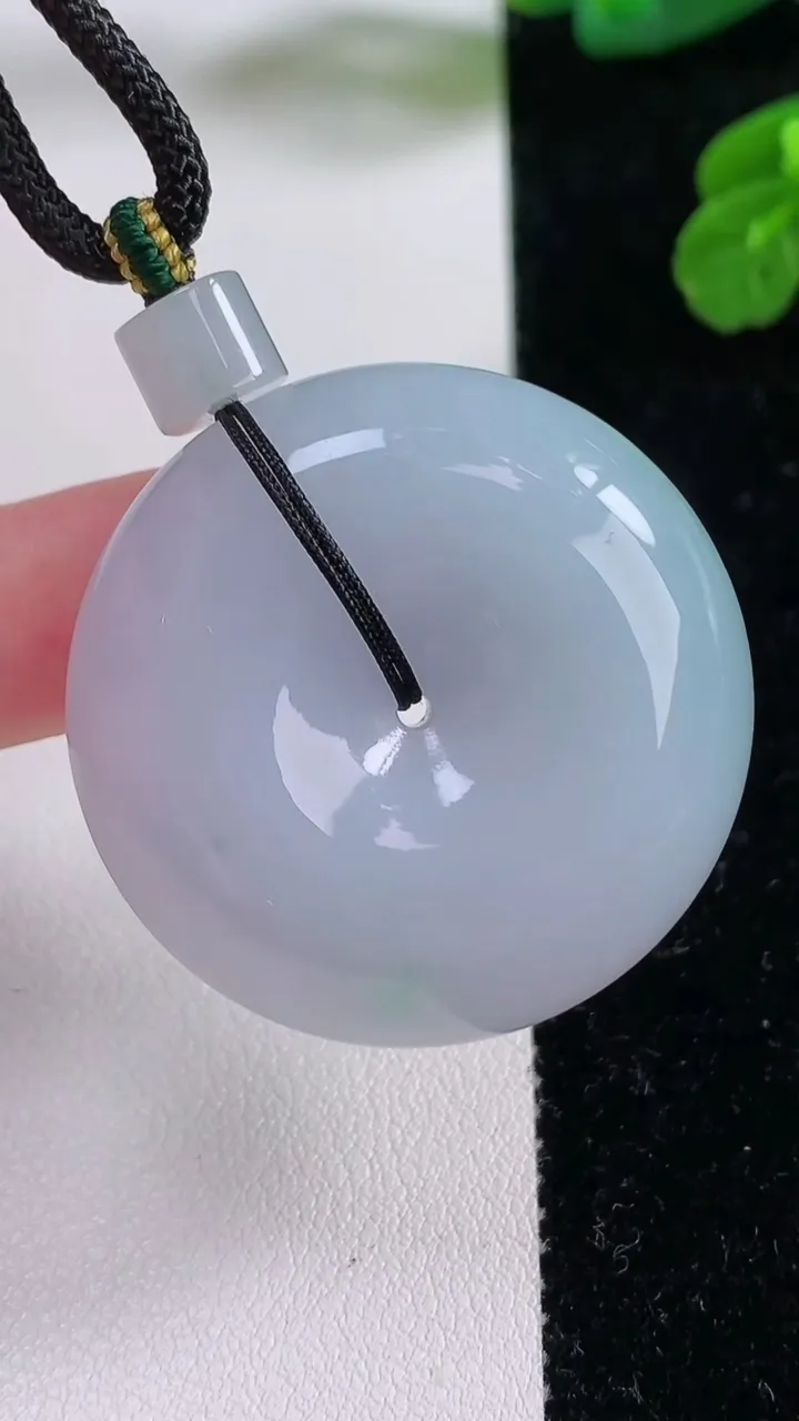 天然A货翡翠平安扣吊坠，尺寸36.2-12.4，重量:37.27g
11月17日