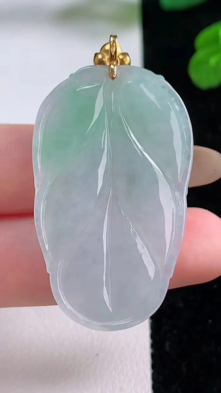 天然A货翡翠金枝玉叶 叶子吊坠，尺寸40.5-24.8-5.8，重量:11.25g
11月17日