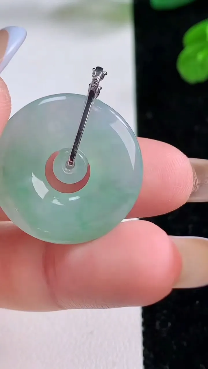 天然A货翡翠母子平安扣吊坠，尺寸23.8-3.9，重量:5.28g
11月17日