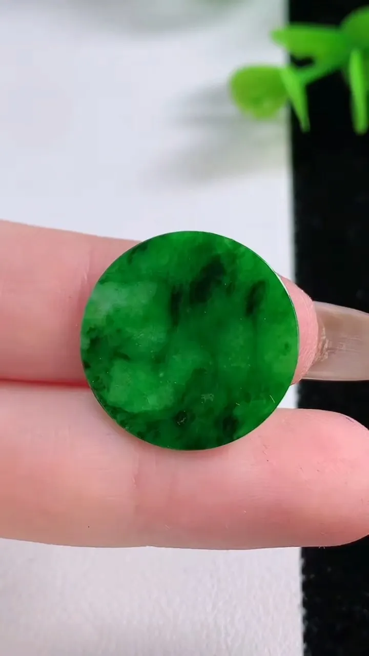 天然A货翡翠无事牌镶嵌件，尺寸25-1，重:1.04g
11月17日