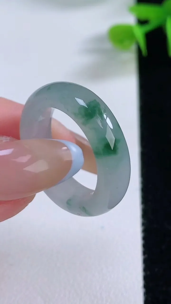 天然A货翡翠指环戒指，尺寸17.6-6.5-4.3，重:5.80g2025年11月17日
工厂直销收藏佳品,种好水足，色泽均匀，有种有色，上手高大气！