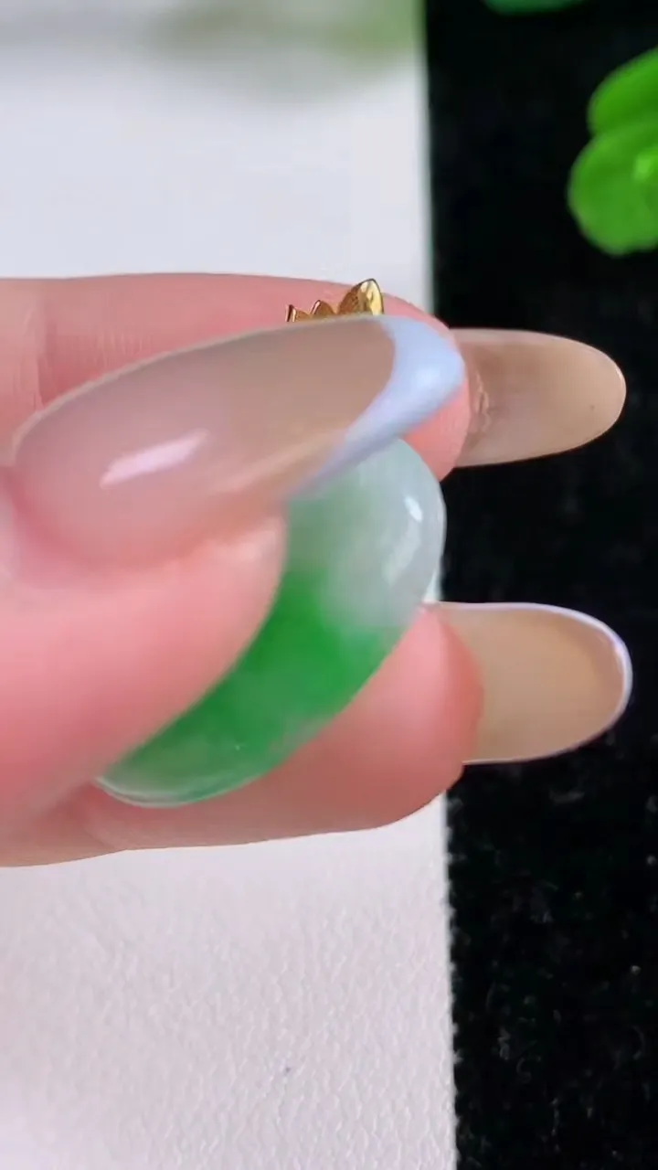 天然A货翡翠如意头吊坠，尺寸23-23.4-4，重量:4.50g
11月17日