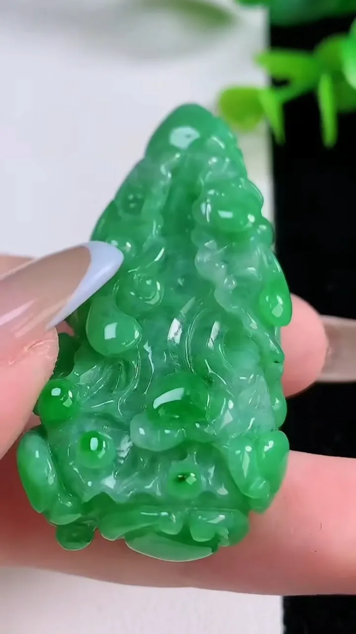 天然A货翡翠白菜吊坠，尺寸53-26-14，重:28.84g
11月17日