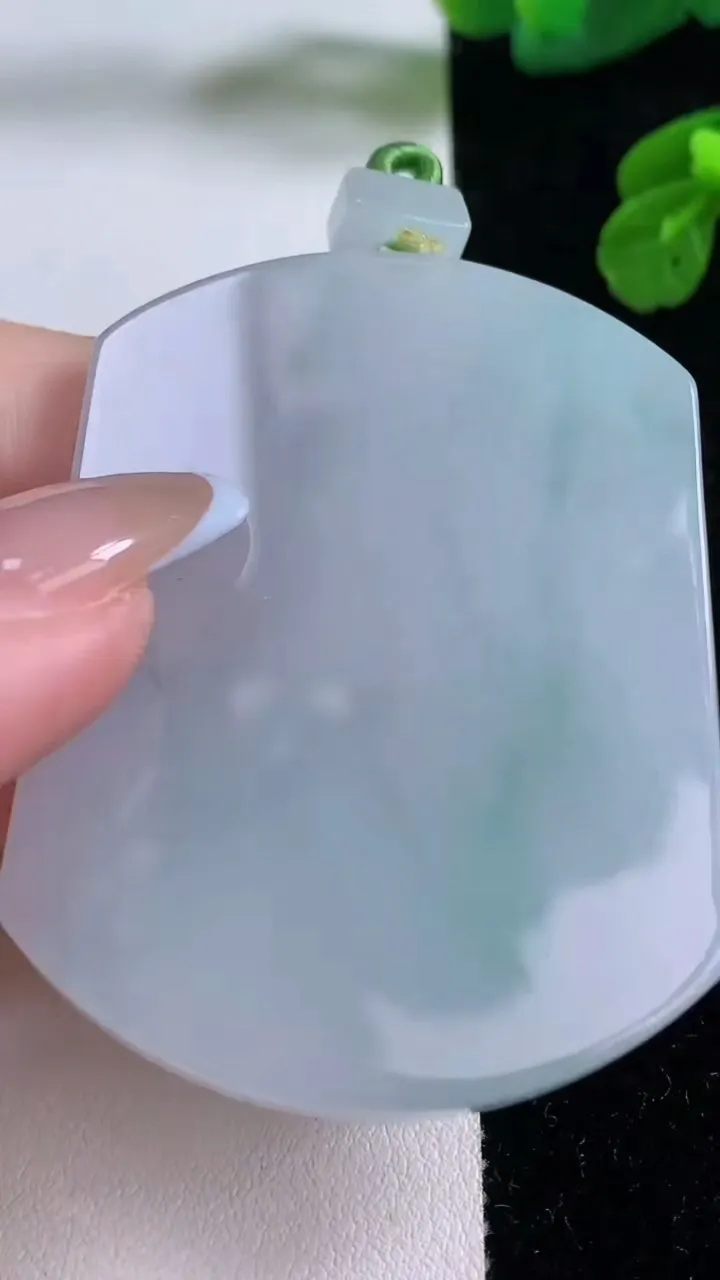 天然A货翡翠无事牌吊坠，尺寸56-42.6-5.4，重量:39.25g
11月17日