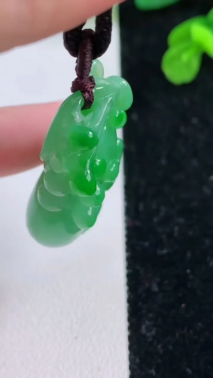 天然A货翡翠葫芦吊坠，尺寸38-20.4-12.8，重量:20.30g
11月17日